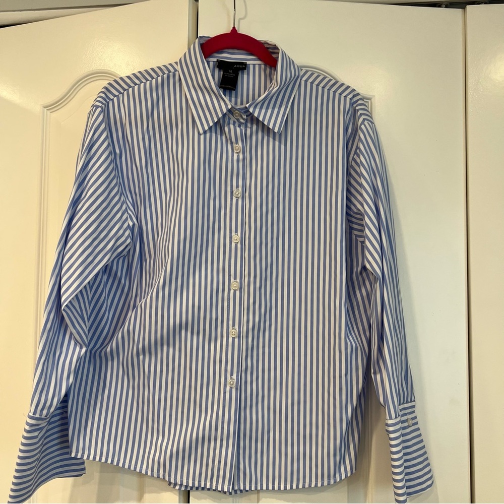 Aqua Bloomingdale’s Blue & White Striped Button Down Size M